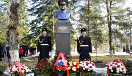 Памятники в честь Героя России, генерала-майора военно-воздушных сил Канамата Боташева