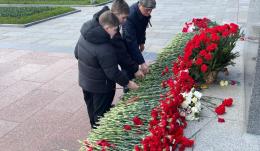 На Пискаревском кладбище, где похоронен Аскер Бабоев (участник ВОВ)